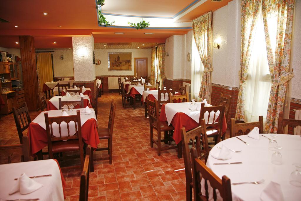 Hostal Cuatro Esquinas เอเฆอา เด ลอส กาบาเยรอส ภายนอก รูปภาพ