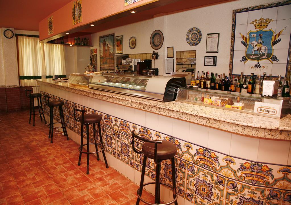 Hostal Cuatro Esquinas เอเฆอา เด ลอส กาบาเยรอส ภายนอก รูปภาพ