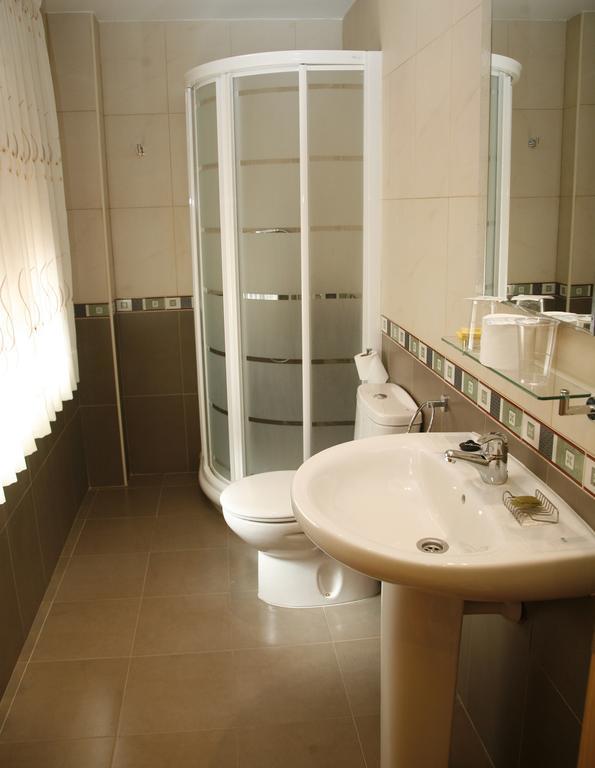 Hostal Cuatro Esquinas เอเฆอา เด ลอส กาบาเยรอส ภายนอก รูปภาพ